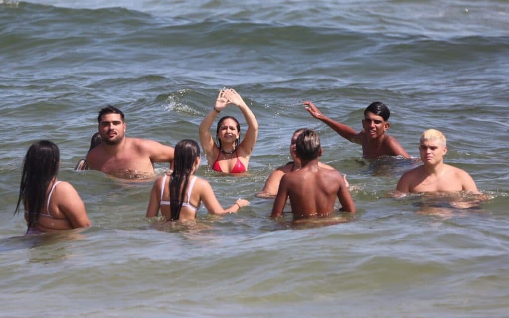 Mel Maia é flagrada em aglomeração e amigos são acusados de ameaça e agressão contra fotógrafos