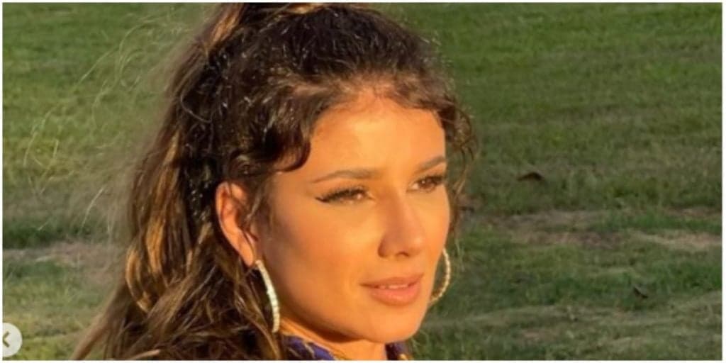 Paula Fernandes, após se declarar para mulher, surge com micro biquíni e exibe tamanho: "Não esperava"