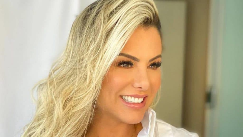 Poliana Rocha, esposa de Leonardo, surge com mulher apertando sua bunda e expõe relação íntima: "Sempre com ela"