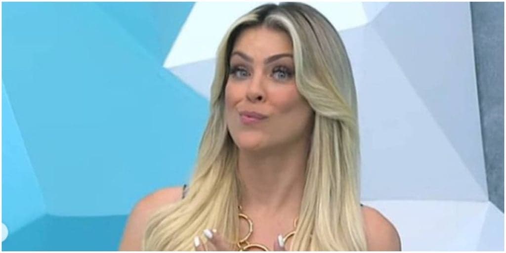 Renata Fan, após saída da Band, tira a roupa e empina o bumbum só com biquíni revelador: "Meu Deus"