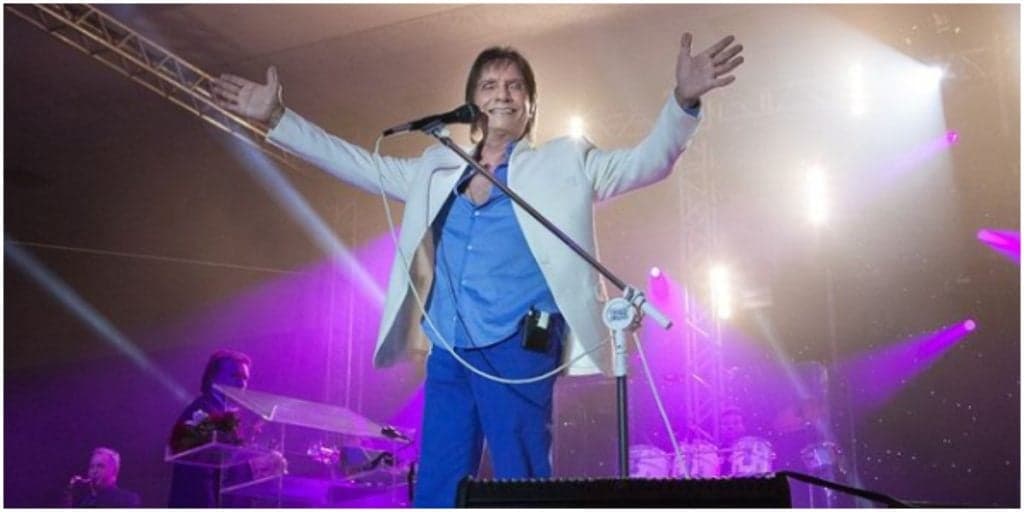 Roberto Carlos se declara para homem, posta foto comprovando e entrega rosa para expor seu amor