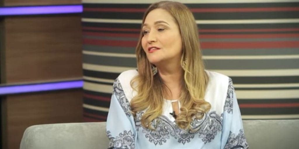 Sonia Abrão se levanta da bancada, fica em choque com escândalo e bate palma ao vivo em programa