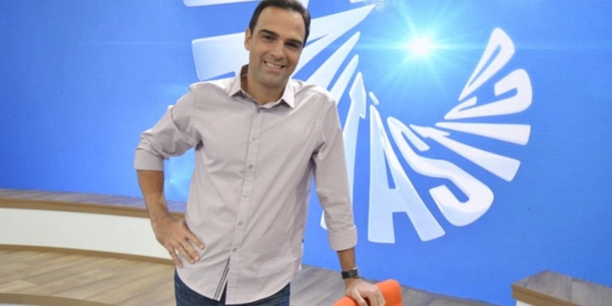 Tadeu Schmidt no comando do Fantástico (Foto: Reprodução) Tadeu Schmidt no comando do Fantástico (Foto: Reprodução)