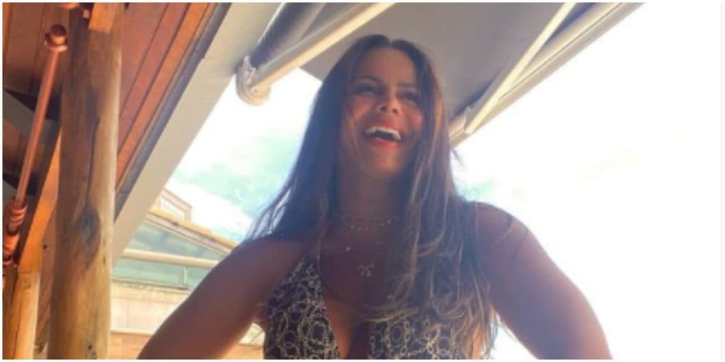 Aos 45 anos, Viviane Araújo surge com maiô cavado, mostra volume avantajado e público fica impactado