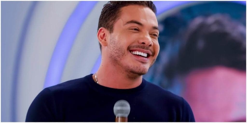Wesley Safadão rouba à cena, surge quase nu todo molhadinho e aperta mangueirão com força: "Gostoso"