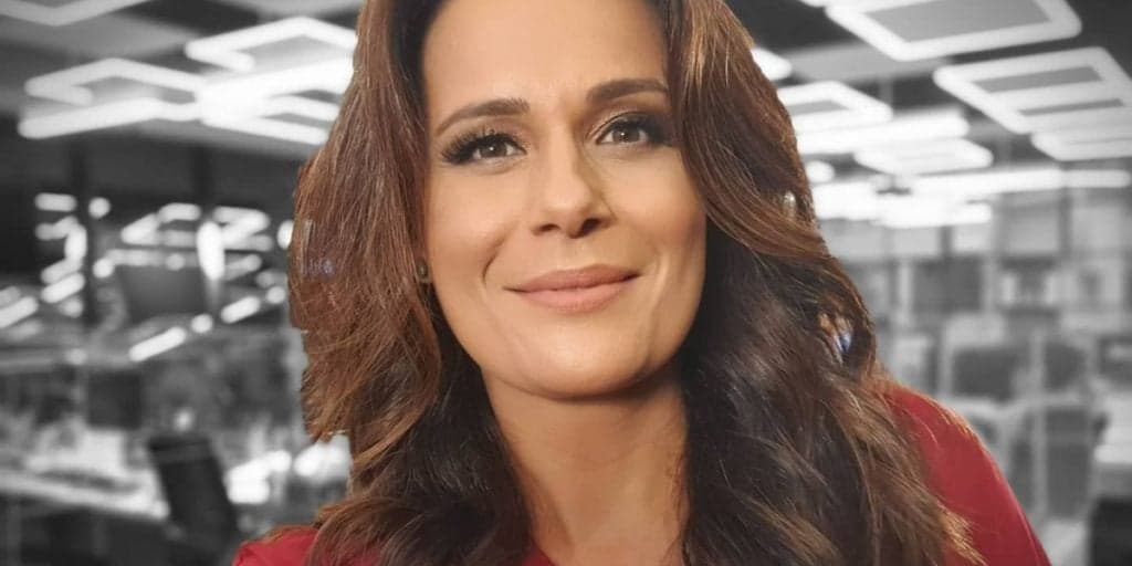 Adriana Araújo tem demissão da Record confirmada, é destruída no canal, exige respeito e é socorrida pela Globo
