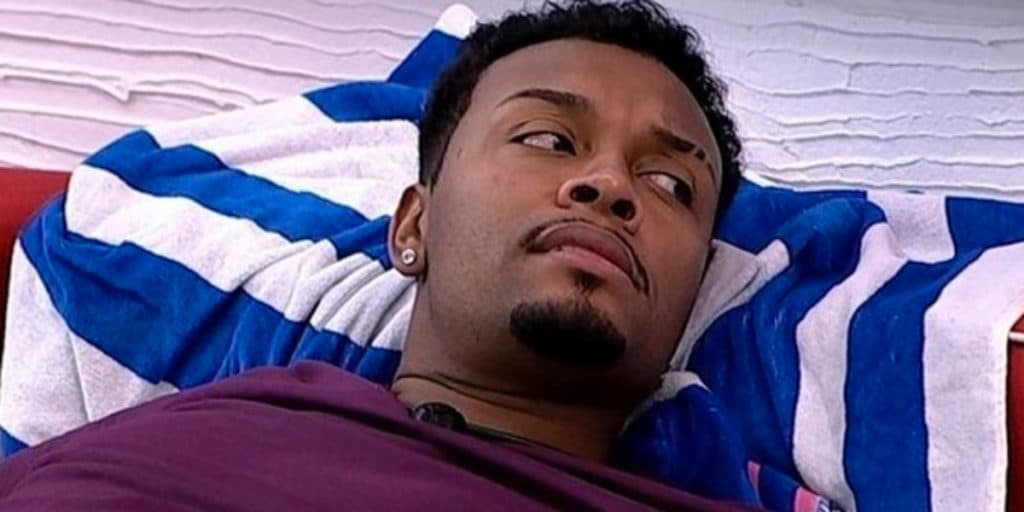 BBB21: Nego Di é acusado de assédio sexual, insinua masturbação com Carla Diaz na cama e choca: "Mexendo o guri"