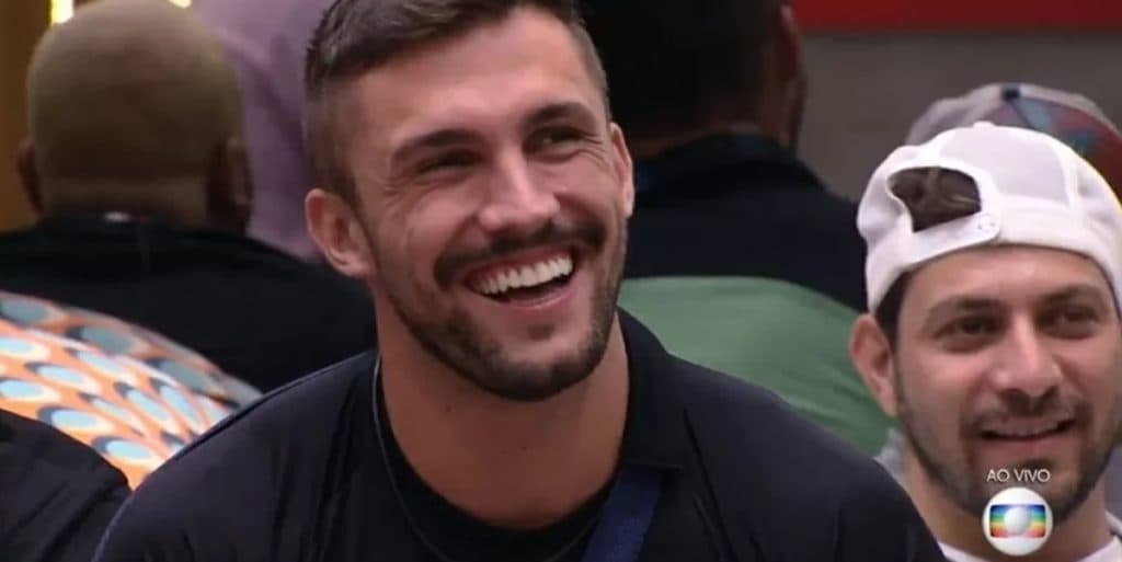 Tiago Leifert expõe tamanho do peru de Arthur, exige que ele tire a roupa e Carla Diaz não segura: "Pequenininho"