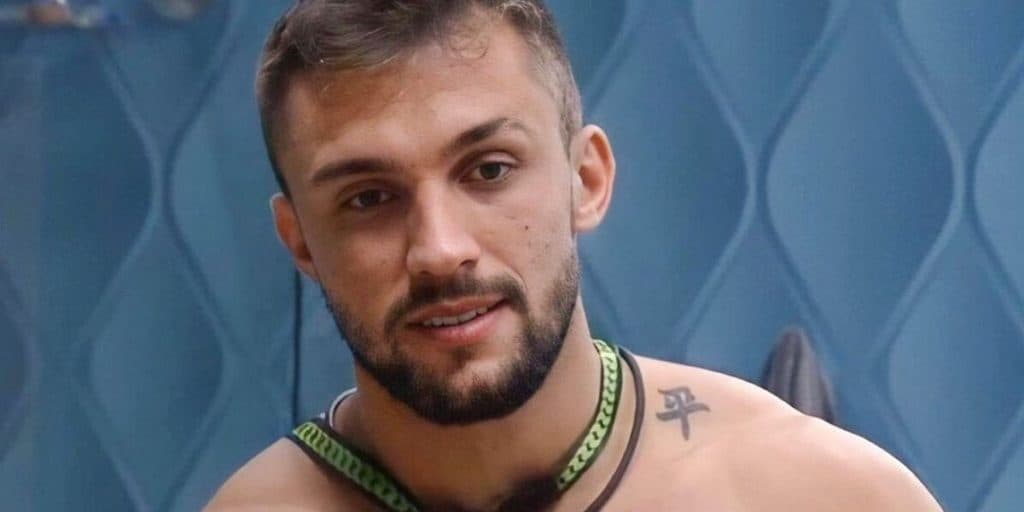 Arthur acorda com tudo bem duro e grosso na bermuda, desfila no BBB21 e vaza tudo na roupa: "Dá pra ver tudo"