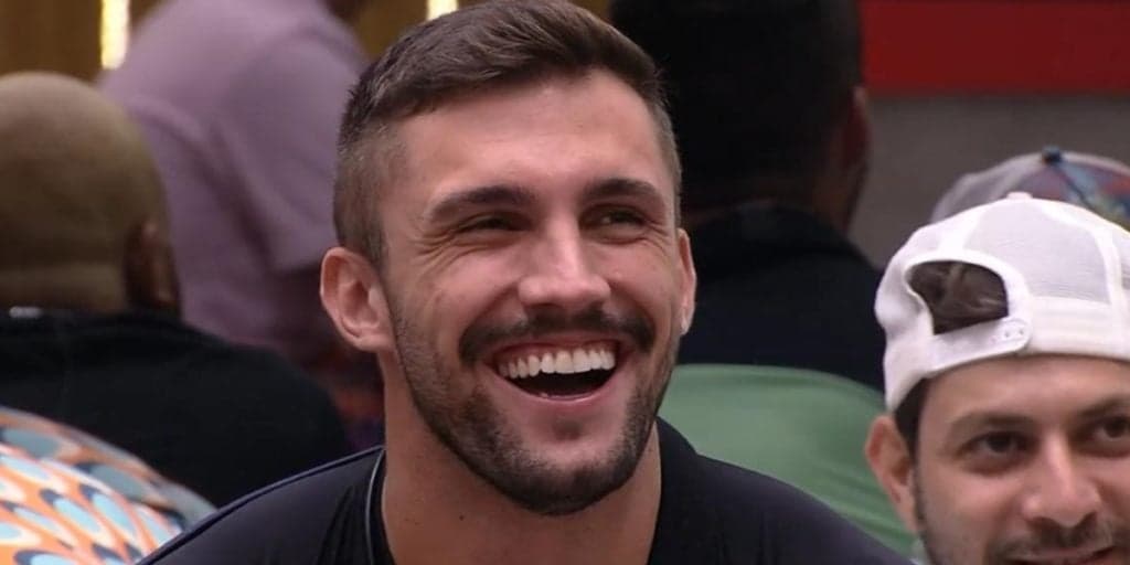 “BBB 21”: Tiago Leifert, após nude vazado, chama Arthur de peru pequeno ao vivo e deixa Carla Diaz de boca aberta