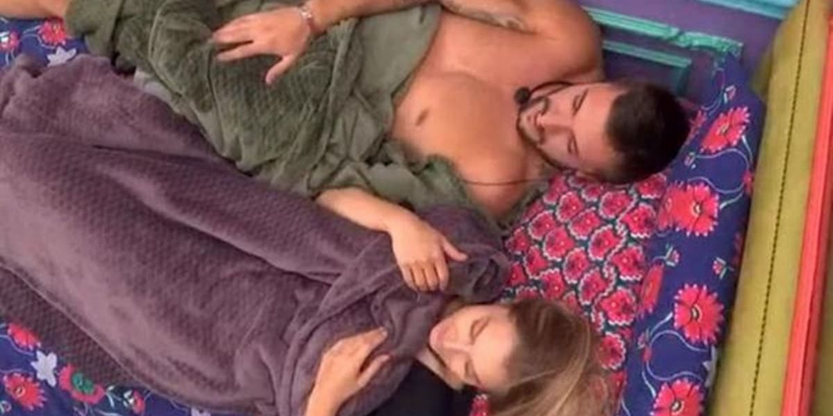 Arthur e Carla Diaz na cama (Foto: Reprodução) Arthur e Carla Diaz na cama (Foto: Reprodução)