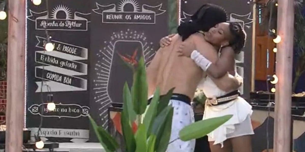 Beijo: Arthur abraçando Karol Conká na festa do BBB21 (Foto: Reprodução) Beijo: Arthur abraçando Karol Conká na festa do BBB21 (Foto: Reprodução)