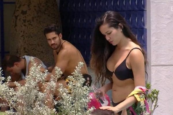 BBB21: Bill rejeita Karol Conká, derruba toalha, coloca sunga, entra no chuveiro e vai pra cima de Juliette: "Vem"