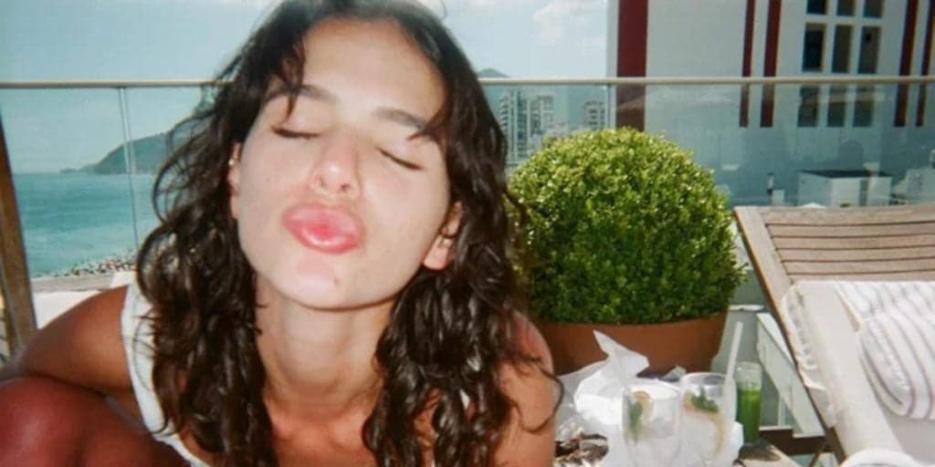 Bruna Marquezine, após ter relação explosiva com Neymar, é pega na intimidade com homem na praia: "Aos beijos"