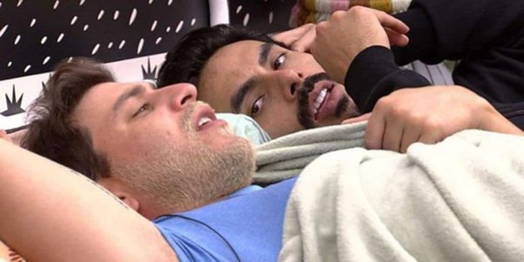 Caio, após ver Rodolffo tentar queimar o ânus, expõe o peru para o amigo: "Porque meu p#nto é tão pequeno e mole?"