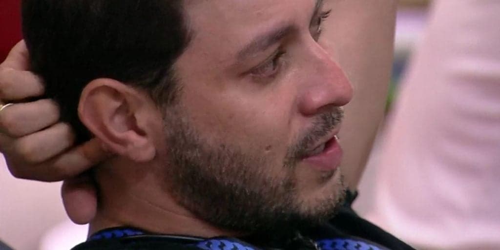 “BBB 21”: Caio tem forte crise de dores, remédio não faz efeito e diz que vai deixar o programa