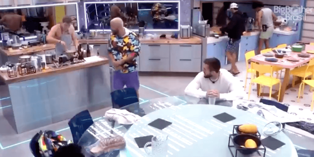 “BBB 21”: Caio faz estrogonofe para o almoço e é humilhado por Projota que chama comida de “bosta”