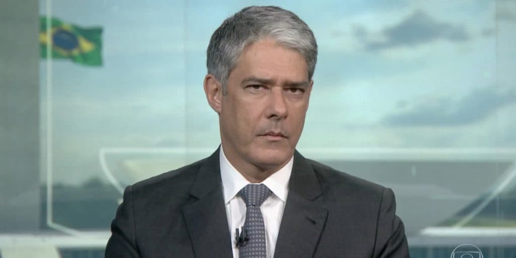 William Bonner e Renata Vasconcellos olham as câmeras, seguram o choro e confirmam no fim do JN: "Termina aqui"