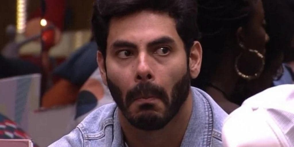 Rodolffo tenta queimar o ânus no BBB21, tem nude grande e grosso vazado e Karol Conká abre os olhos: "Rola"