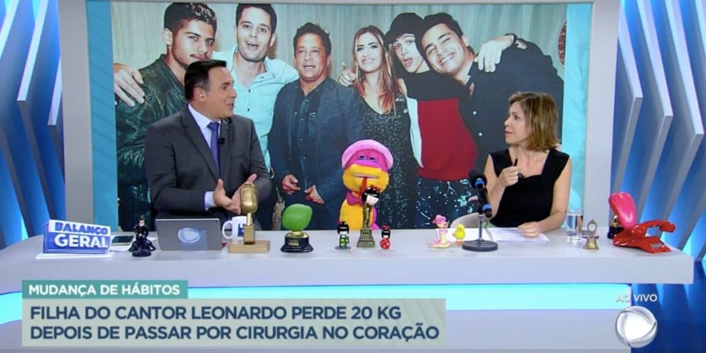 Reinaldo Gottino bombardeia água em Fabiola Reipert, leva mão no coração e assusta apresentadora: "Vai ter um infarto?"