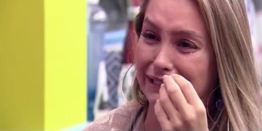 “BBB 21”: Carla Diaz tem crise de choro por causa de Lumena, direção entra no meio e faz anúncio oficial ao público