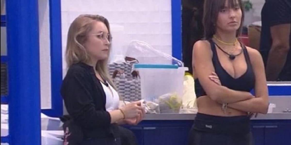Carla Diaz detonou Fiuk em conversa com Thaís (Foto: Reprodução)