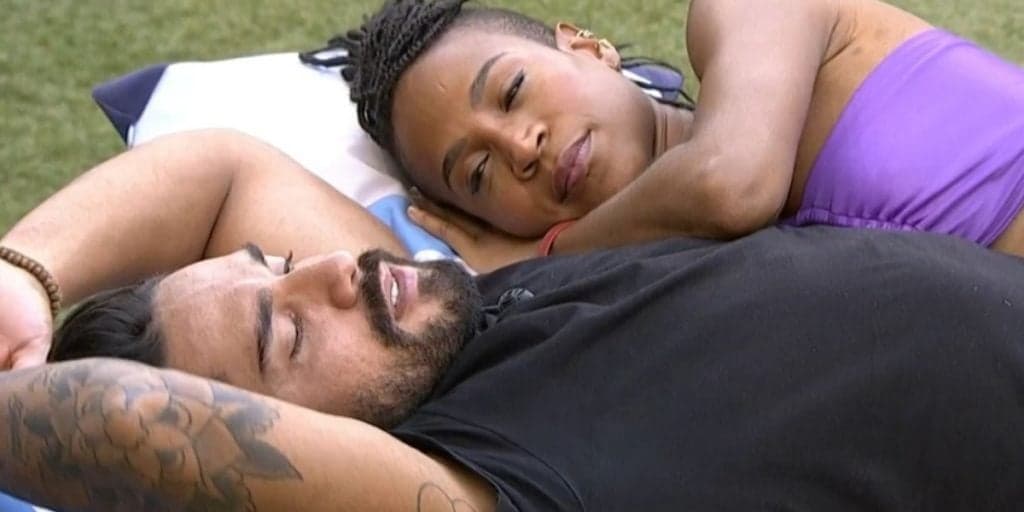 BBB21: Karol Conká e Acrebiano se esfregam, movimentam edredom e momento repercute: "Pegando a mandioca"
