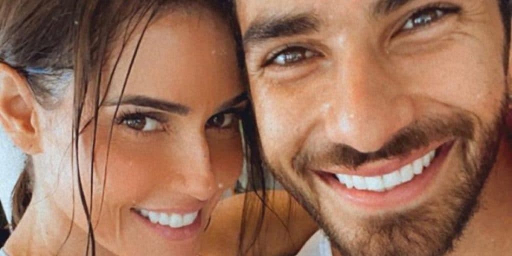 Deborah Secco, após 5 anos, faz anúncio com marido e foto de calcinha com ele na cama explode: "Passando mal"