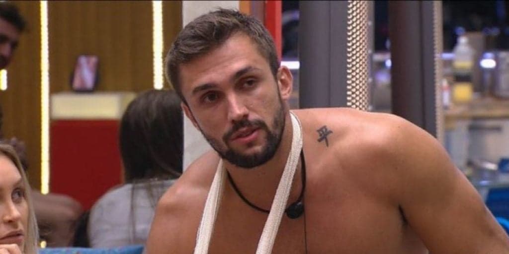 Arthur deixa BBB21 de ambulância às pressas, fica horas fora da casa e verdade é escancarada: "Médico me perguntou"