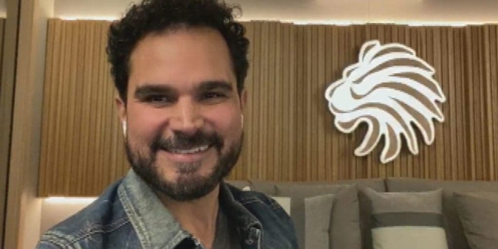 Luciano, após assumir e sofrer preconceito, surge beijando homem e detona a verdade: "Não ia pra cama sem você"