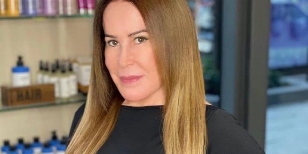 Zilu surge com vestido arrochadinho, espreme os seios com vontade, empina o bumbum e provoca: "Me convida"