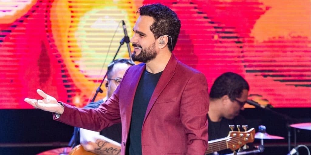 Luciano Camargo é flagrado caindo de boca, após sair de casa e assumir parceiro: "Emoção do momento"