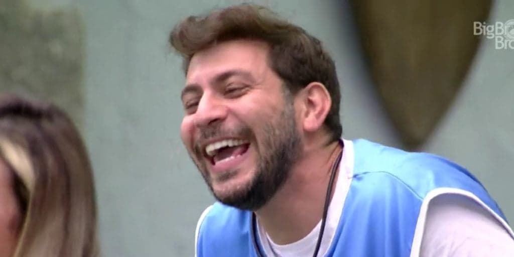Caio vê Gilberto se masturbar no BBB21, não se aguenta e tenta puxar edredom: "Tinha planos"