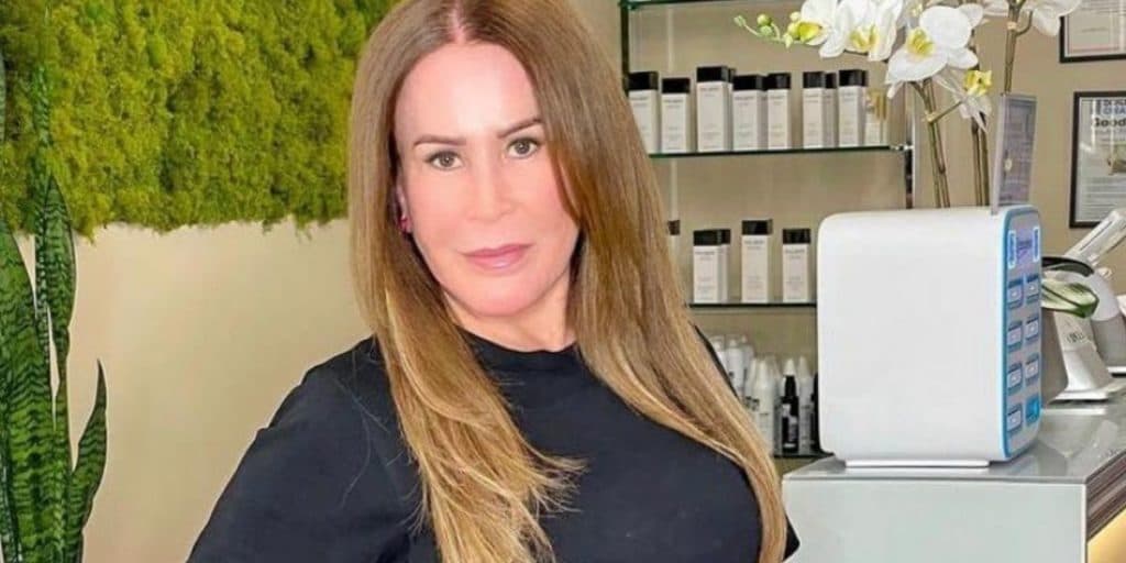 Zilu, após ouvir de Zezé que mulher feia deve ser traída, é flagrada na cama com mulher e expõe: "Pra vocês verem"
