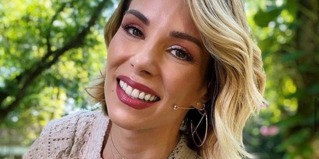 Ana Furtado, após assumir sobre traição e chorar ao vivo, é flagrada na cama e escancara: "Não dou conta"