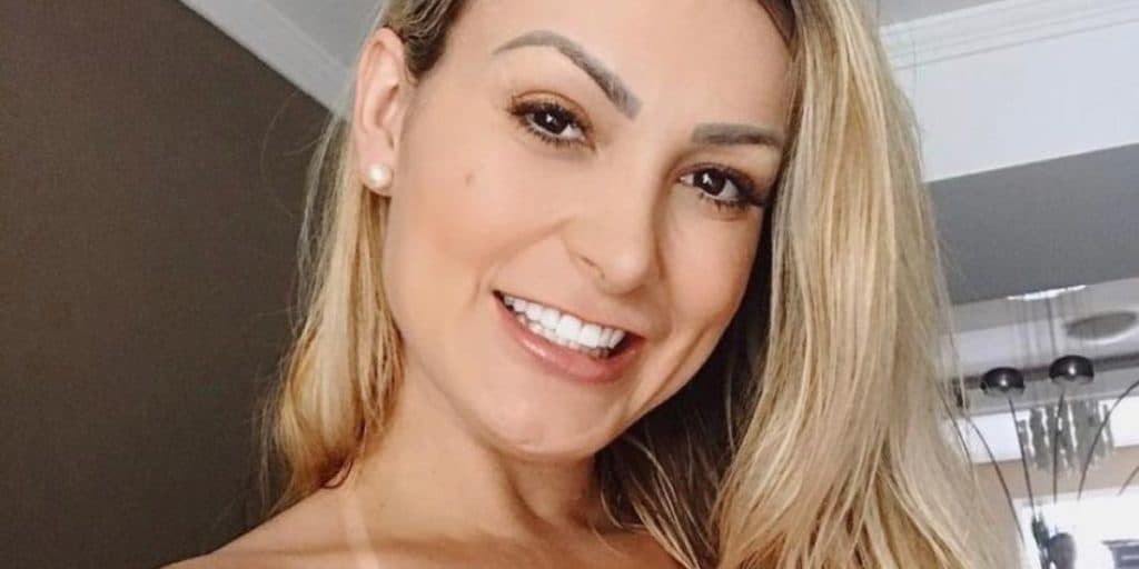 Andressa Urach escancara bumbum com fio-dental atolado e parte íntima choca: "Livre"