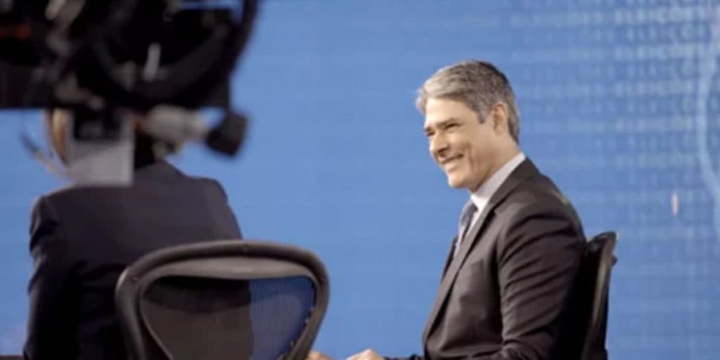 William Bonner abre Jornal Nacional às pressas, fala absurdos, bate na bancada e detona: "Vagabundo"