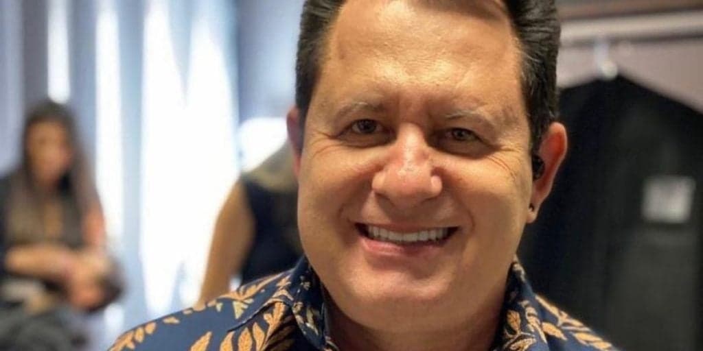 Marrone, após surgir com parceiro em viagem, é flagrado desorientado na cama e escancara: "Daquele jeito"
