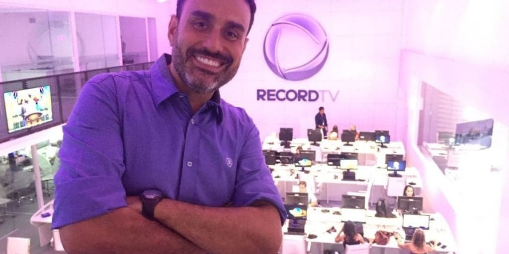 Âncora da Record assume namoro com jovenzinho de apenas 19 anos e fotos escandalizam: "Tomara que não me apaixone"