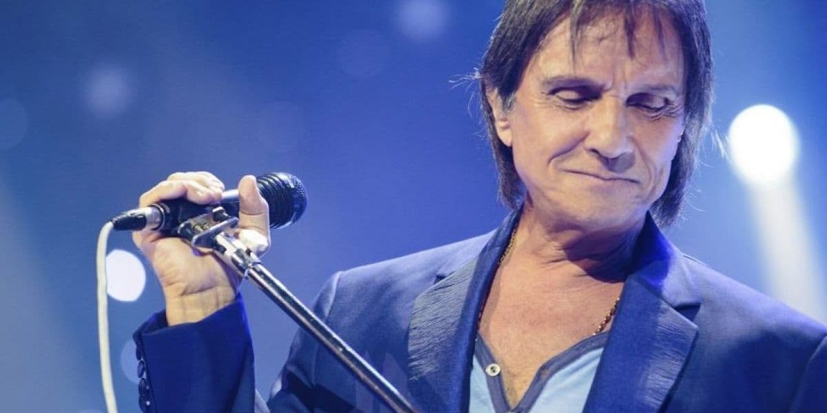 Roberto Carlos diz que é tão grande o amor que faz, após ver cantor expor relação íntima com ele