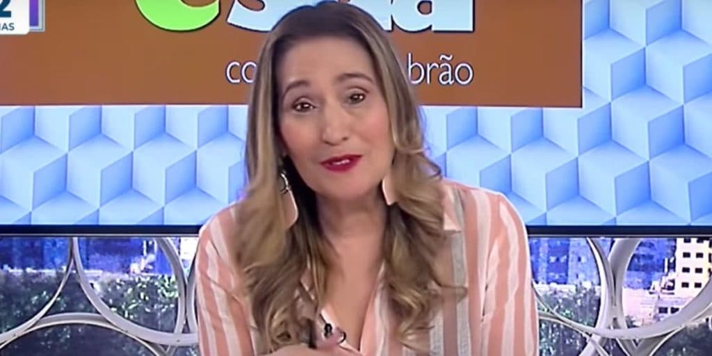 Sonia Abrão não se segura em programa ao vivo, precisa abaixar a cabeça para ser contida e expõe: "Merda"