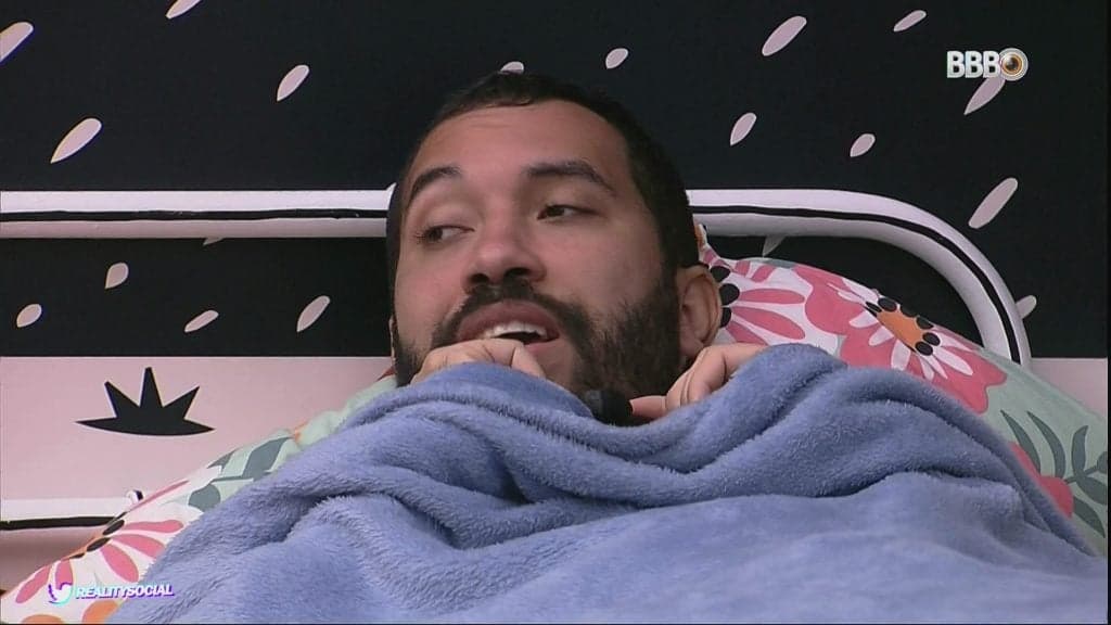 Gil escandaliza, diz que levou Lucas para cama no BBB21, após beijo e detona toda a verdade: "Esqueci das câmeras"
