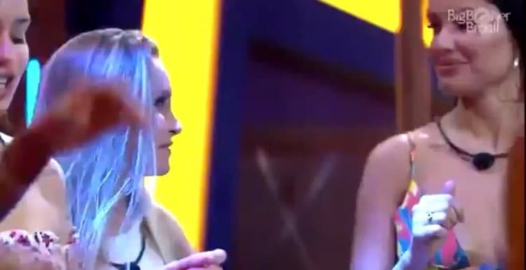 Carla Diaz vê Karol Conká cantar no BBB21 e cara de "nojo" rouba a cena: "Tomba essa festa"