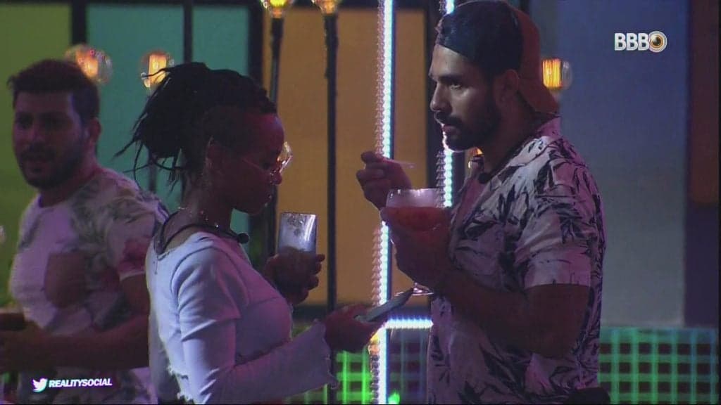 BBB21: Arcrebiano dá vários foras em Karol Conká e cantora não desiste: “Eu não cheguei”
