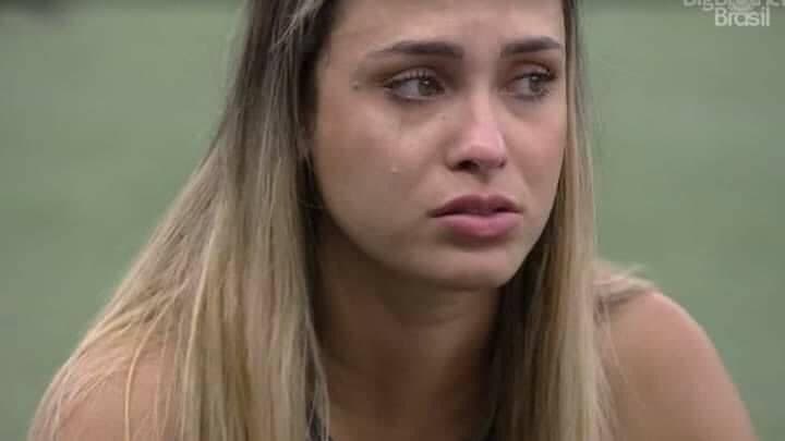 Sarah sofre racismo por ser branca no BBB21 e vai aos prantos: "Muito injusto"