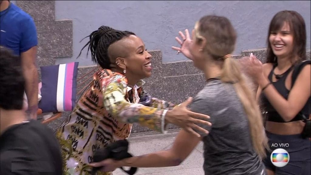 Sarah se vinga de Karol Conká no BBB21 após ser mandada para o paredão e abraça depois de ganhar liderança: "Obrigada"