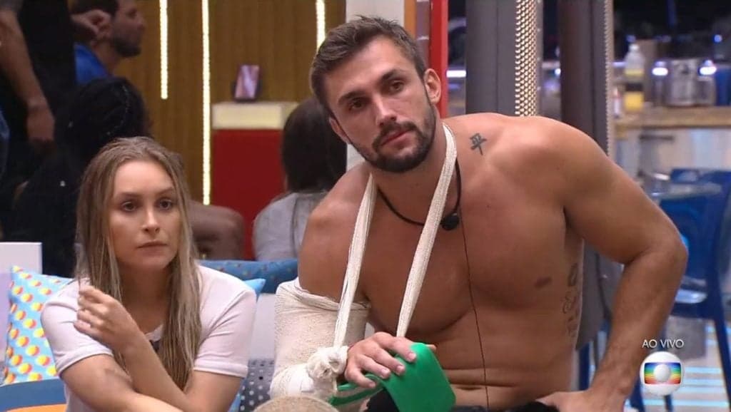 Arthur do BBB21 vira piada nas redes sociais após se machucar feio em prova do líder