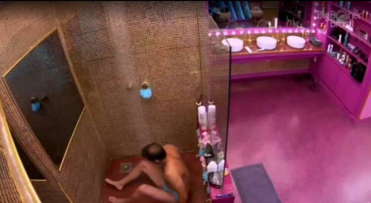 Com pé fraturado, Caio é humilhado no BBB21, toma banho sentado e público se revolta: “Podre”