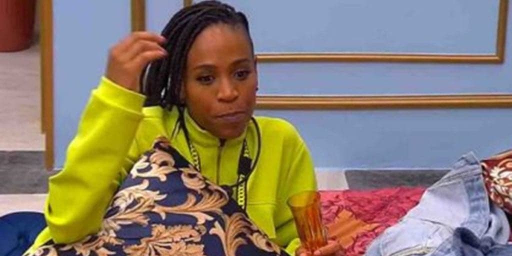 BBB21: Karol Conká vai para debaixo do edredom, masturba colega sem dó e assume: "Dormi com a mão"
