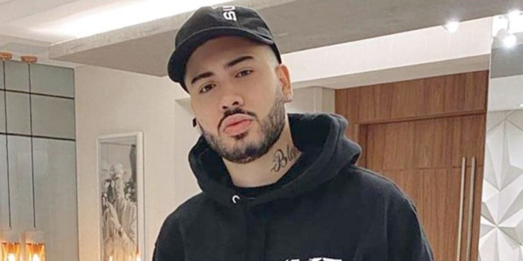 Kevinho, após esfregar parte íntima na cara do público e deixar grandão e grosso à mostra, assume: "Sou viciado"